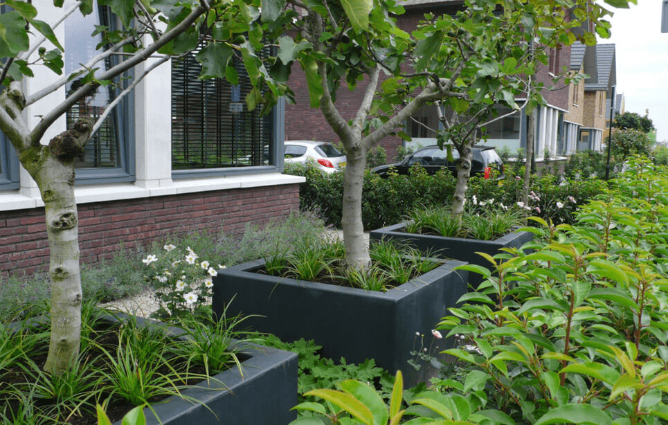 Bloempotten in de tuin