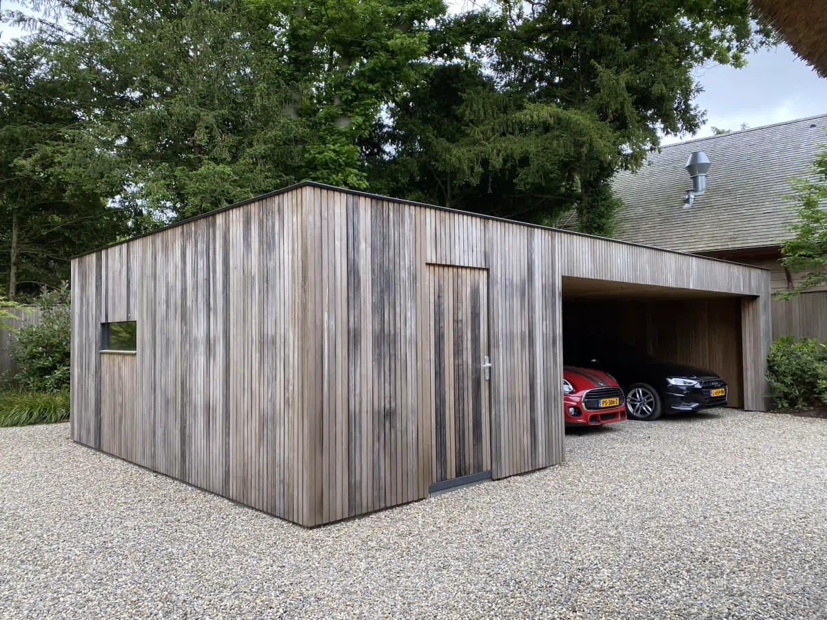 Moderne houten garage met verticale gevelbekleding