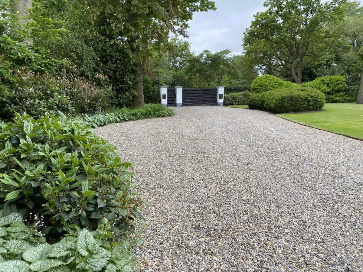 Grindoprit met zicht op moderne entree met zwarte lamellen