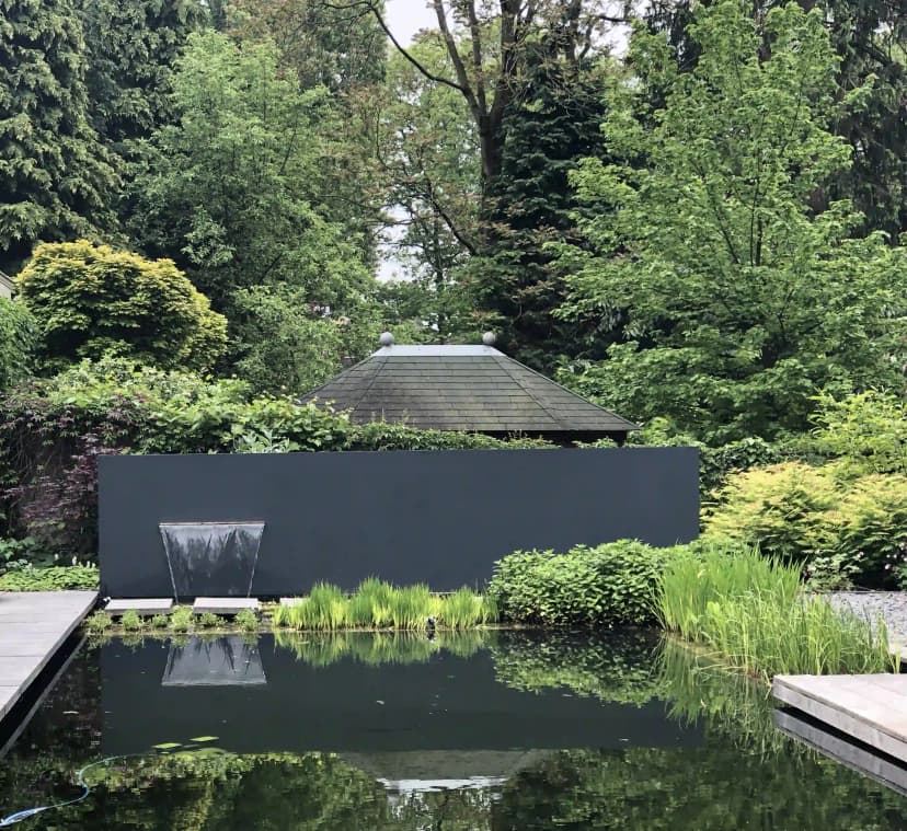 Zwemvijver met donkergrijs paviljoen en waterval feature
