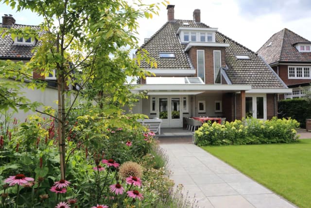 MODERNE VILLATUIN BAARN