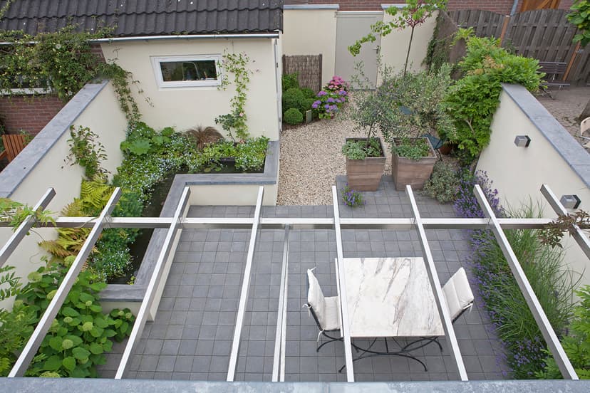 Bovenaanzicht van complete buitenkamer met pergola en tuinindeling