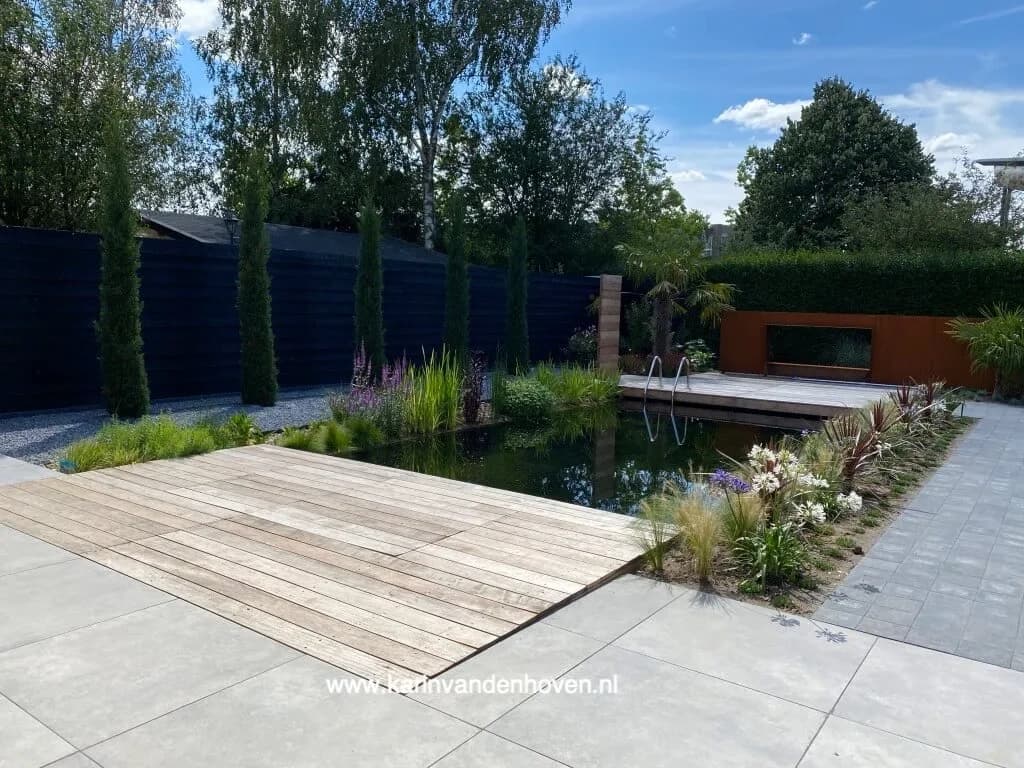 Moderne tuin met stalen elementen en zachte groene beplanting