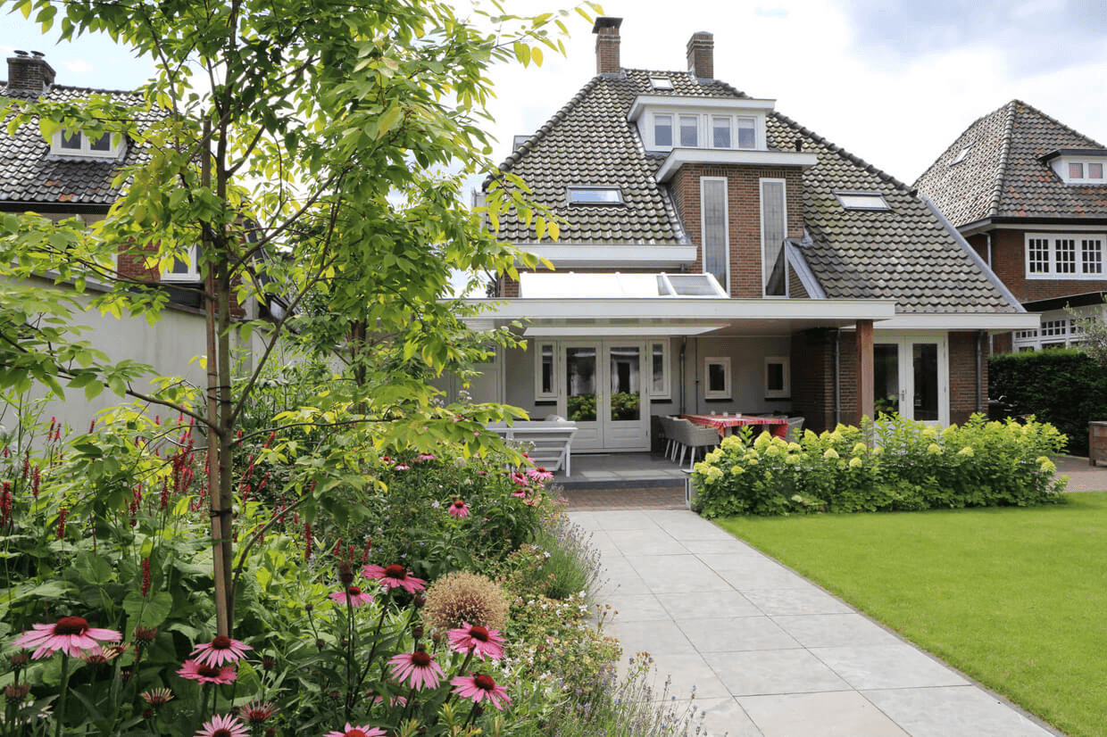 Elegante moderne tuin met terras en groene borders