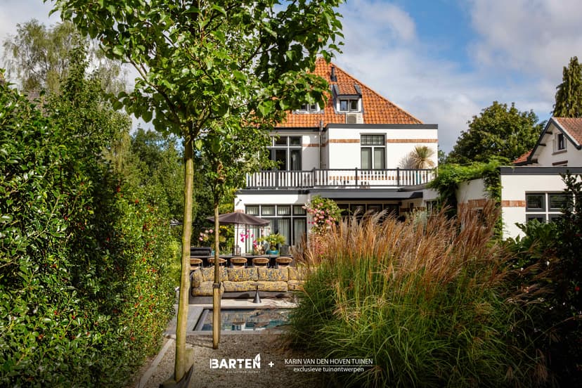 Luxe zwembad met wellness-gebied en moderne tuinarchitectuur