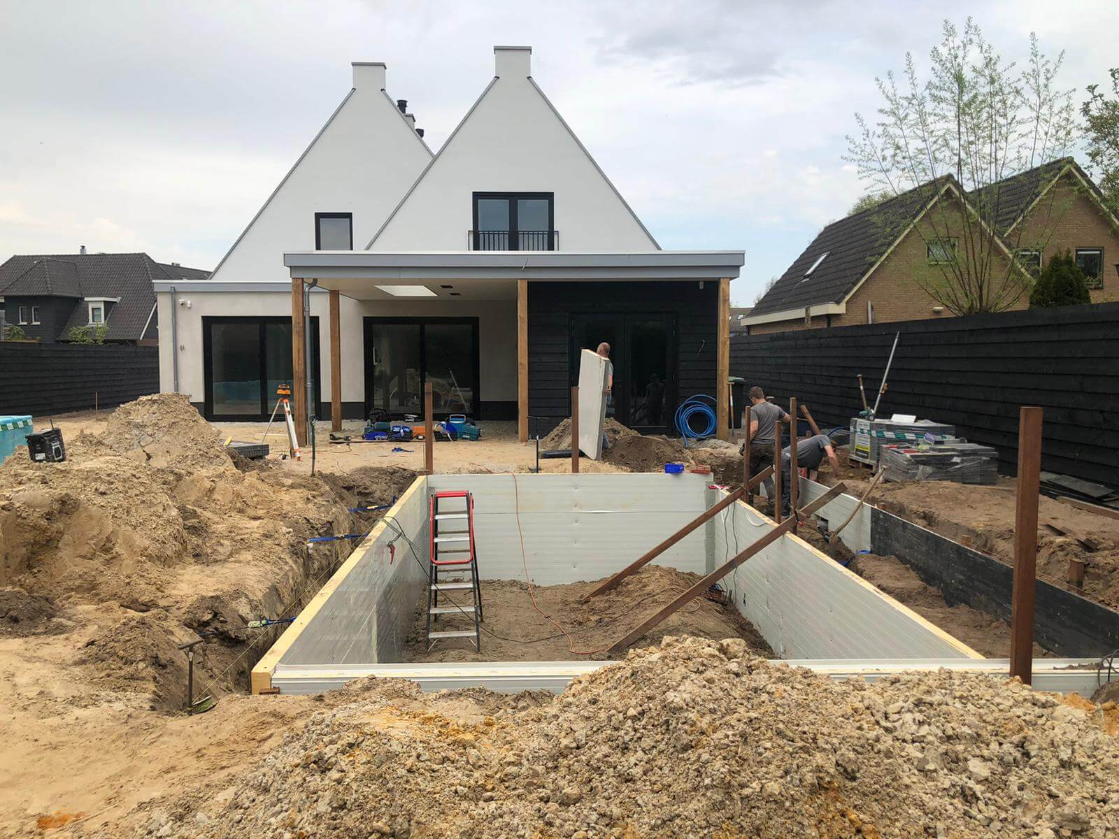 Aanleg van een zwemvijver - constructiefase in moderne tuin